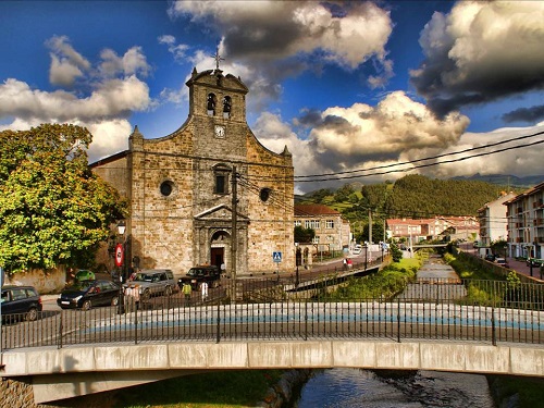 Un pueblo que aparece al rodear el río · Ampuero