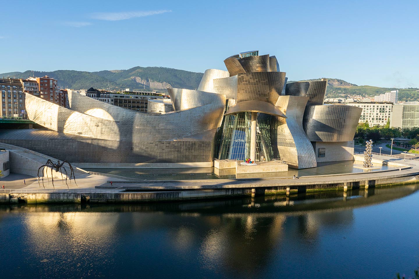 Bilbao Moderno: Un Ejemplo de Transformación Urbana · Bilbao