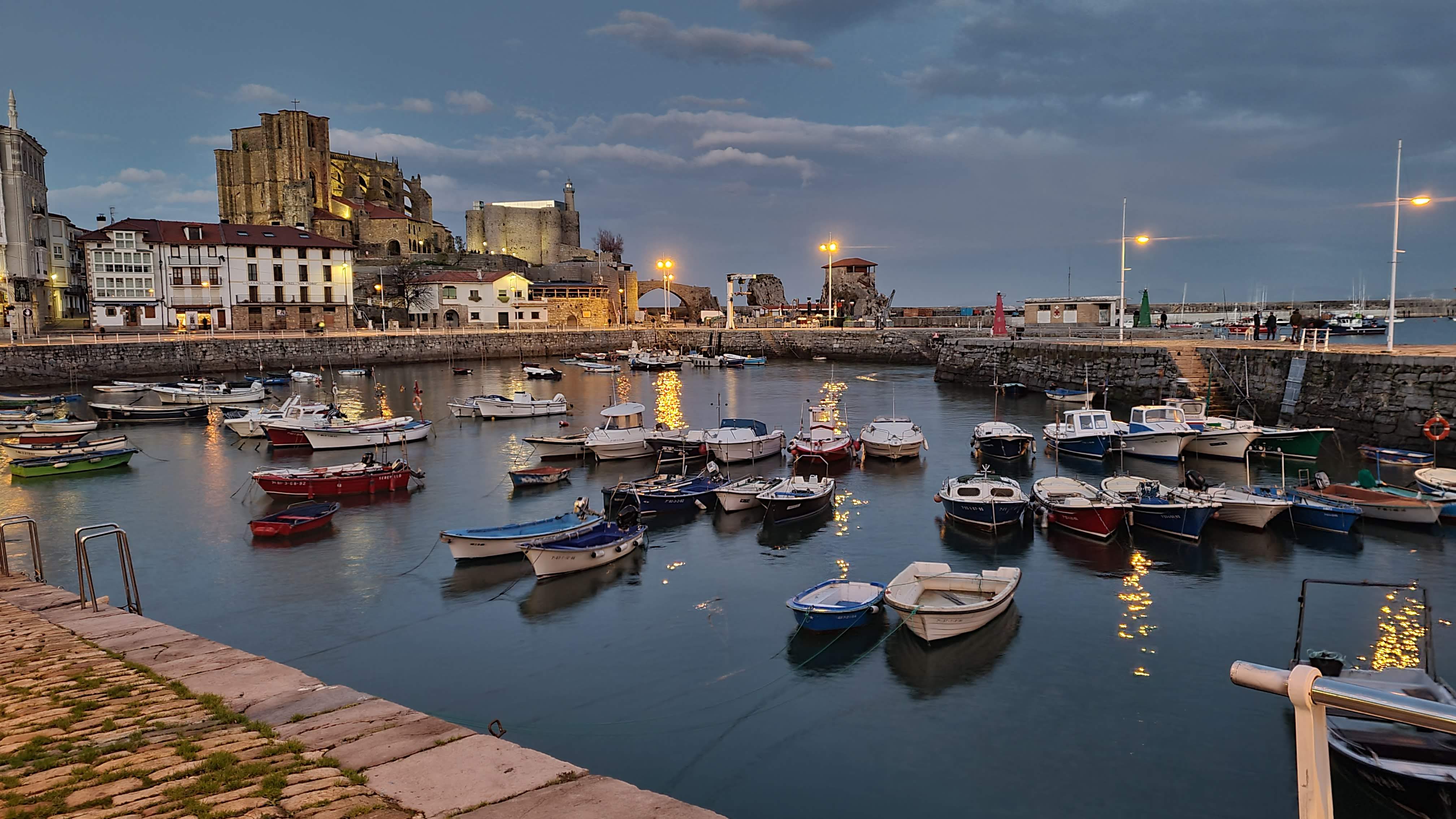 El final del día como ajuste · Castro-Urdiales