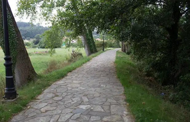 Paseo peatonal / parque de la Presa, Ampuero