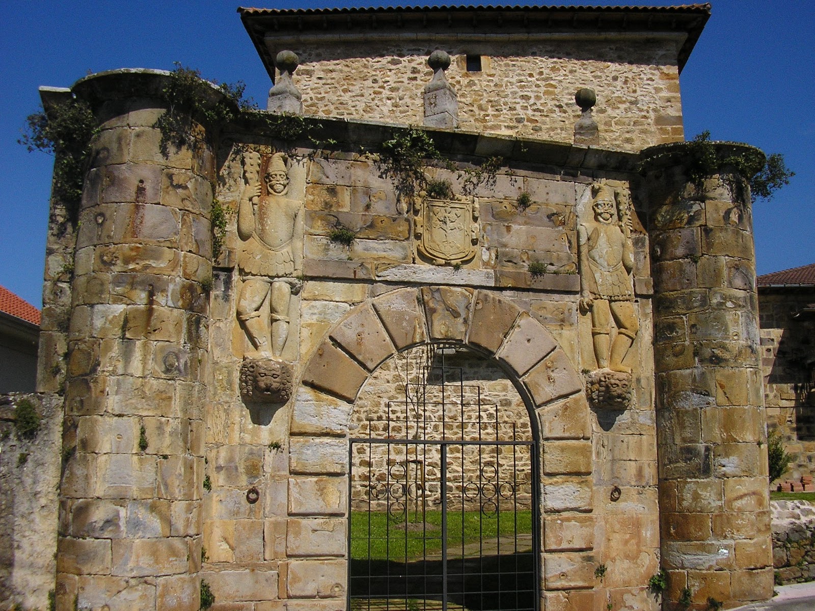 Torre‑palacio y portalada de Espina (La Bárcena), Ampuero