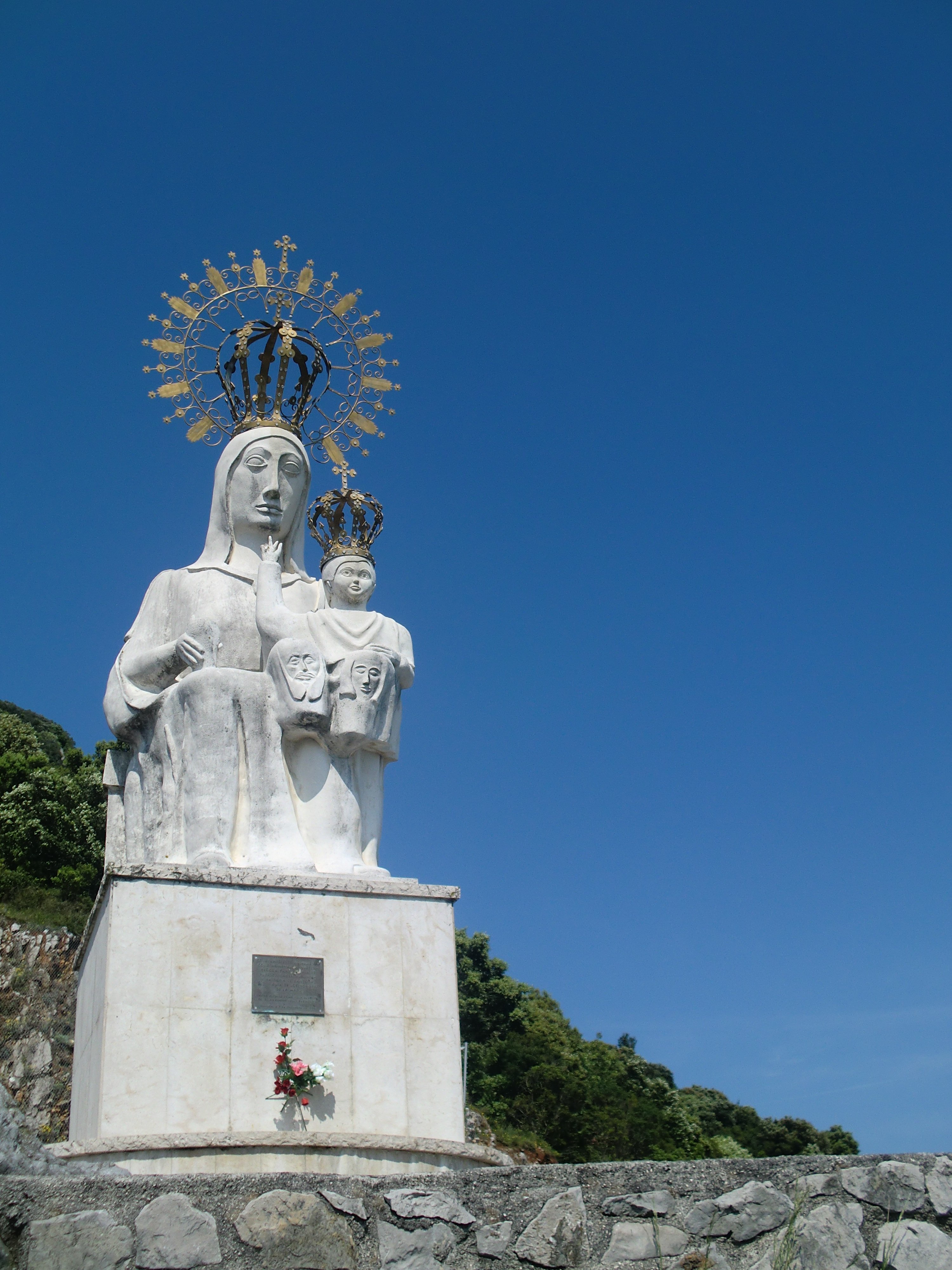 Estatua Virgen del Puerto, Santona