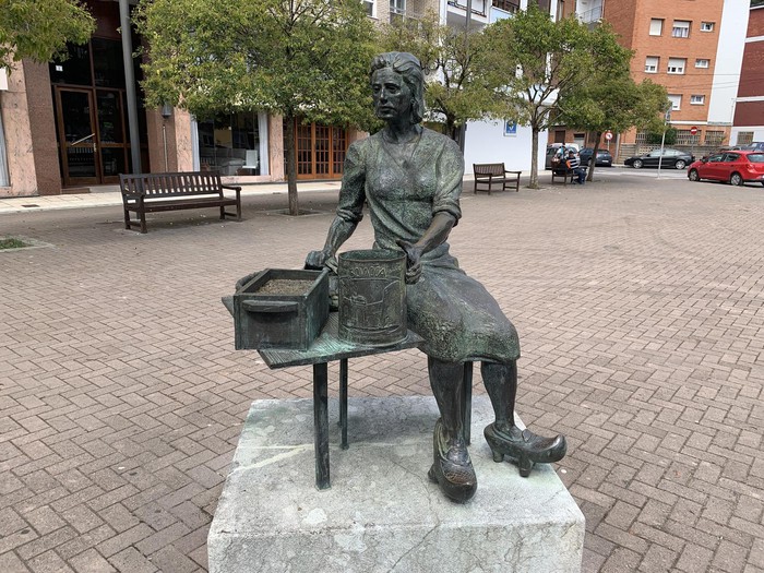 Monumento a la Mujer Conservera, Santona